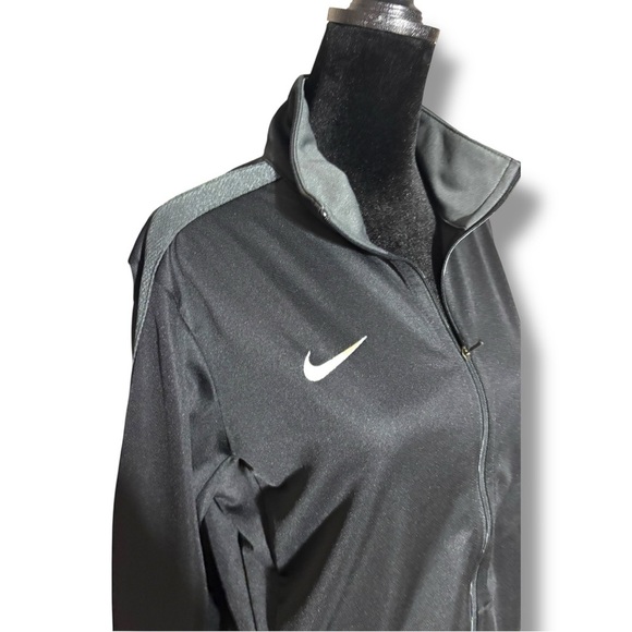 Nike Women’s Black With Grey Details Full-Zip Lightweight Sports Jacket - Picture 9 of 16
